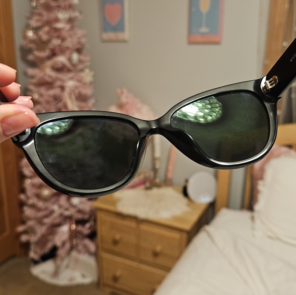 CHANEL Black Heart Logo Sunglasses - Picture 14 of 16